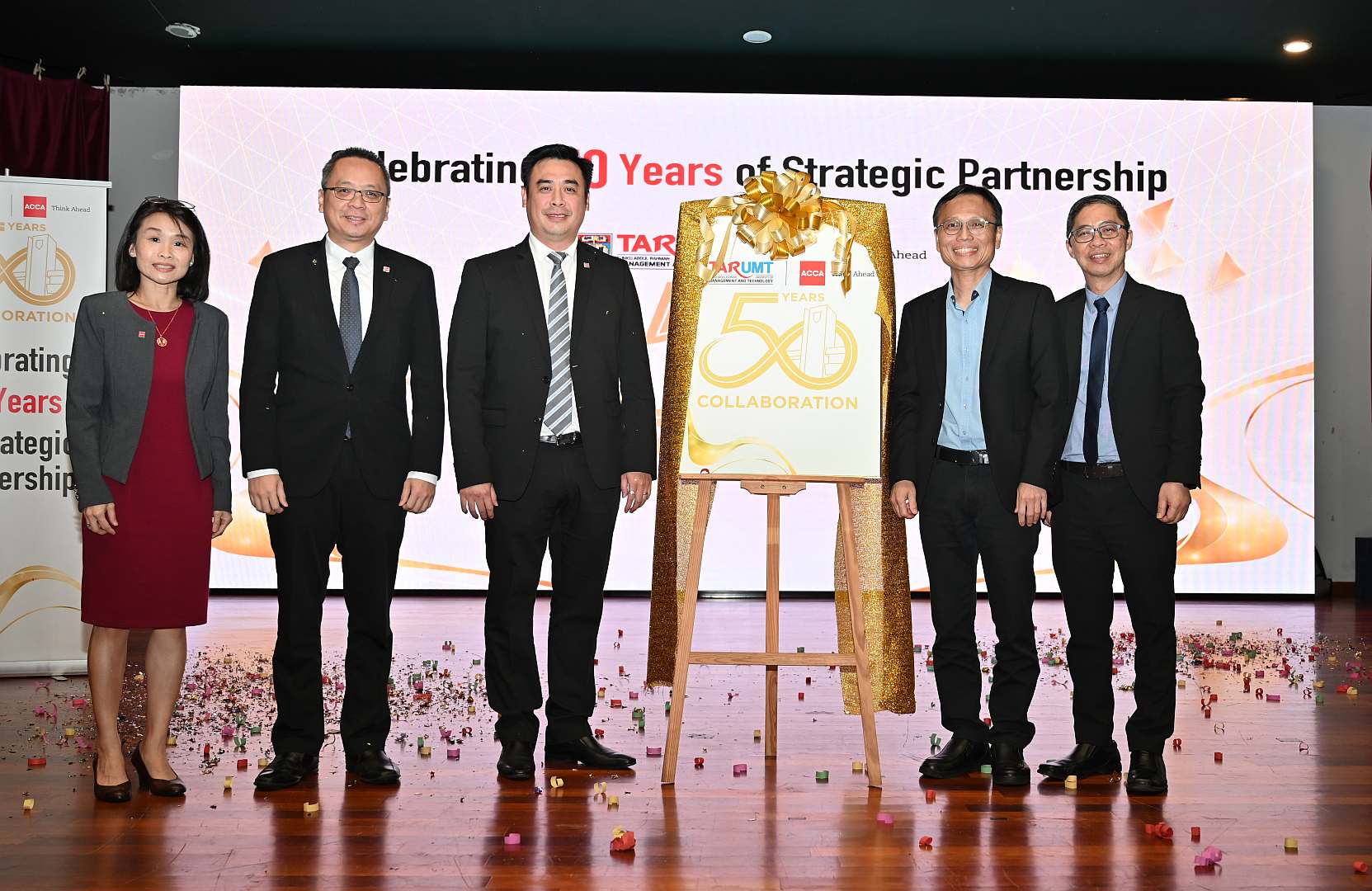 Prof Ir Dr Lee (second from right) and Mr Andrew (third from left) taking a group photograph while accompanied by (from left) Ms Lim Fen Nee, Immediate Past Chair, ACCA Malaysia Advisory Committee, Dato’ Lock Peng Kuan, Managing Partner, Audit &amp; Assurance, ACCA, and (rightmost) Mr Wee Chu Kok, Dean of Faculty of Accountancy, Finance and Business (FAFB), TAR UMT after unveiling the TAR UMT – ACCA 50 th Anniversary logo.